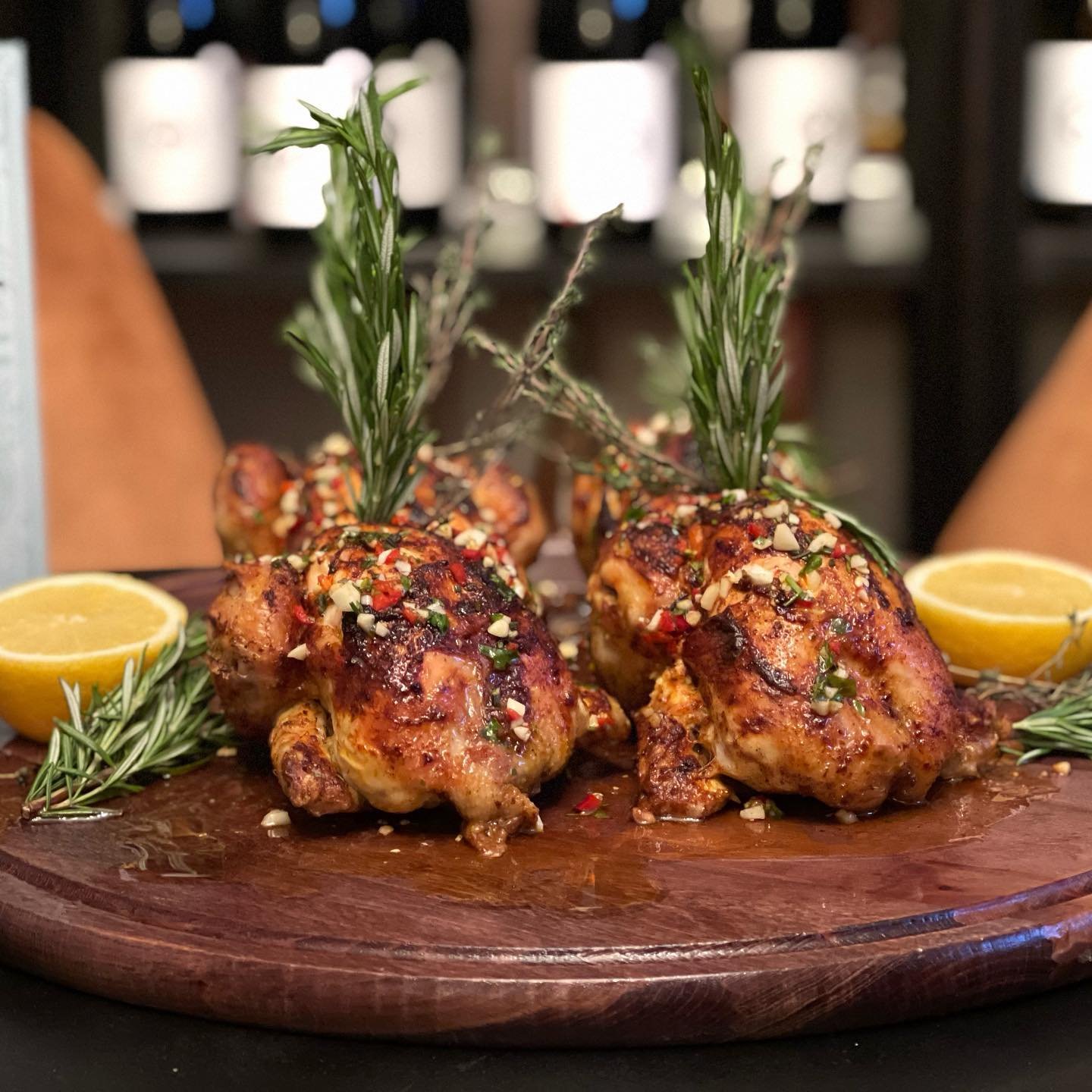 Gegrilltes vom Holzbrett