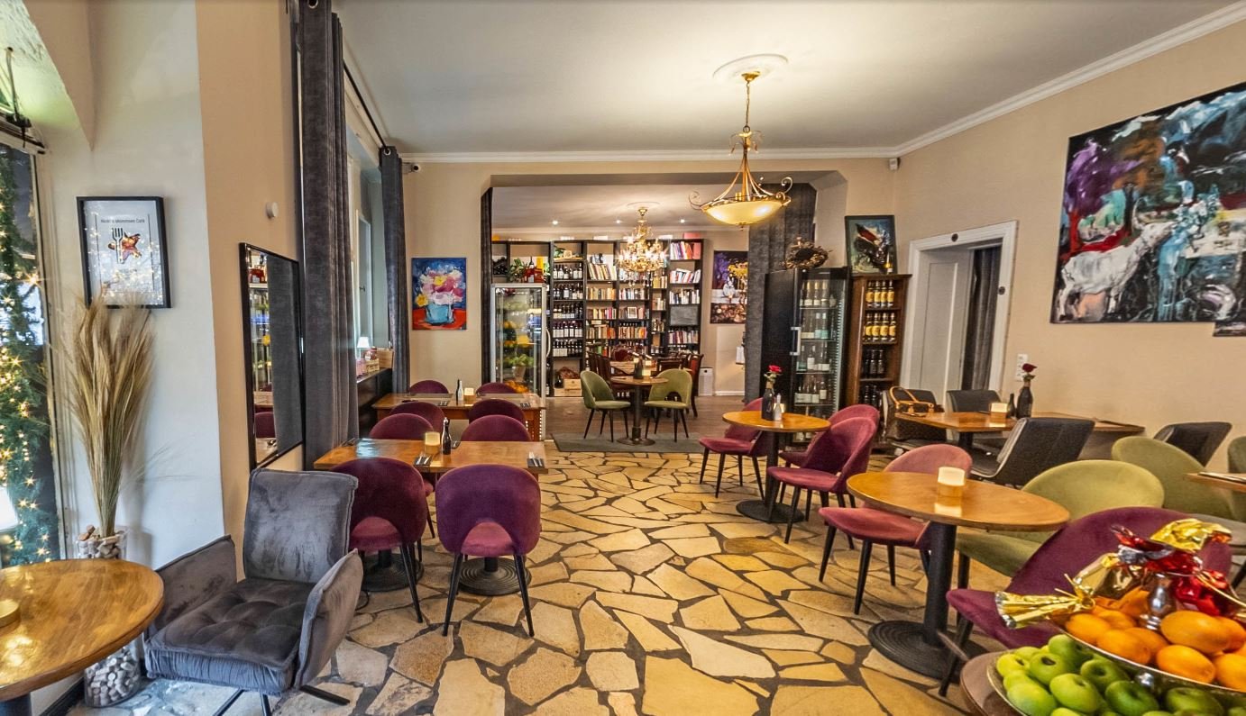 Bar mit Weinregal bei Nicki's Mommsen
